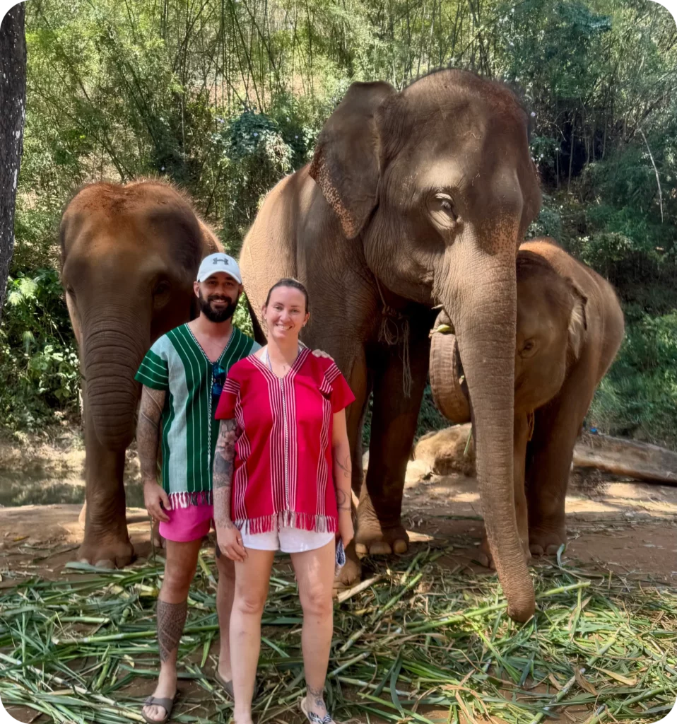 July, travel planner de Globe Shard, en immersion dans un sanctuaire d’éléphants en Thaïlande, lors d’une expérience éthique typique des voyages sur mesure qu’elle conçoit.