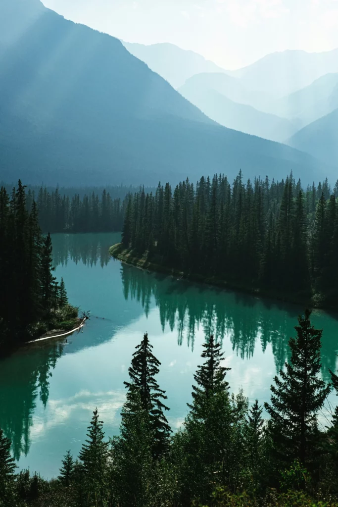 Paysage de montagne et lac turquoise bordé de sapins dans les Rocheuses canadiennes, destination nature à intégrer dans un travel planner Canada.