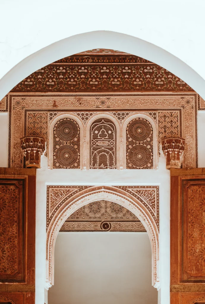 Détail d’une arche sculptée dans un palais marocain, avec motifs géométriques et bois ciselé, inspiration artisanale à intégrer dans un travel planner Maroc axé sur art et architecture.