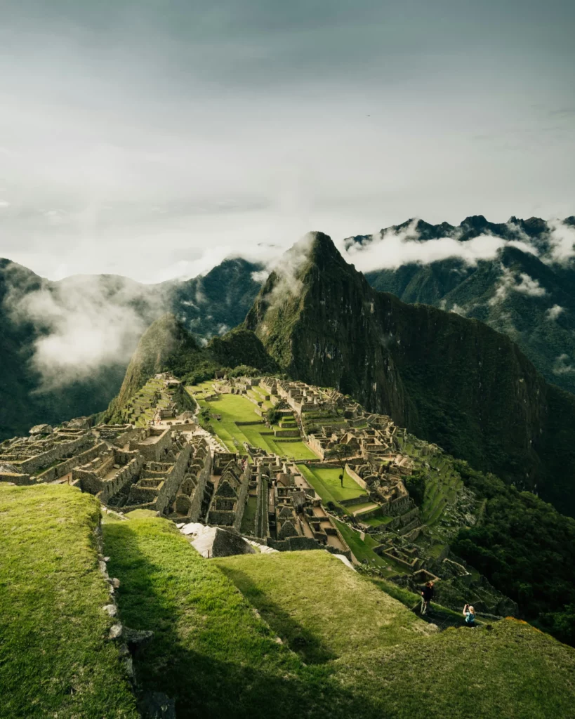 Vue panoramique du Machu Picchu, site emblématique des Andes péruviennes, destination incontournable pour un travel planner au Pérou spécialisé en circuits culturels et nature.