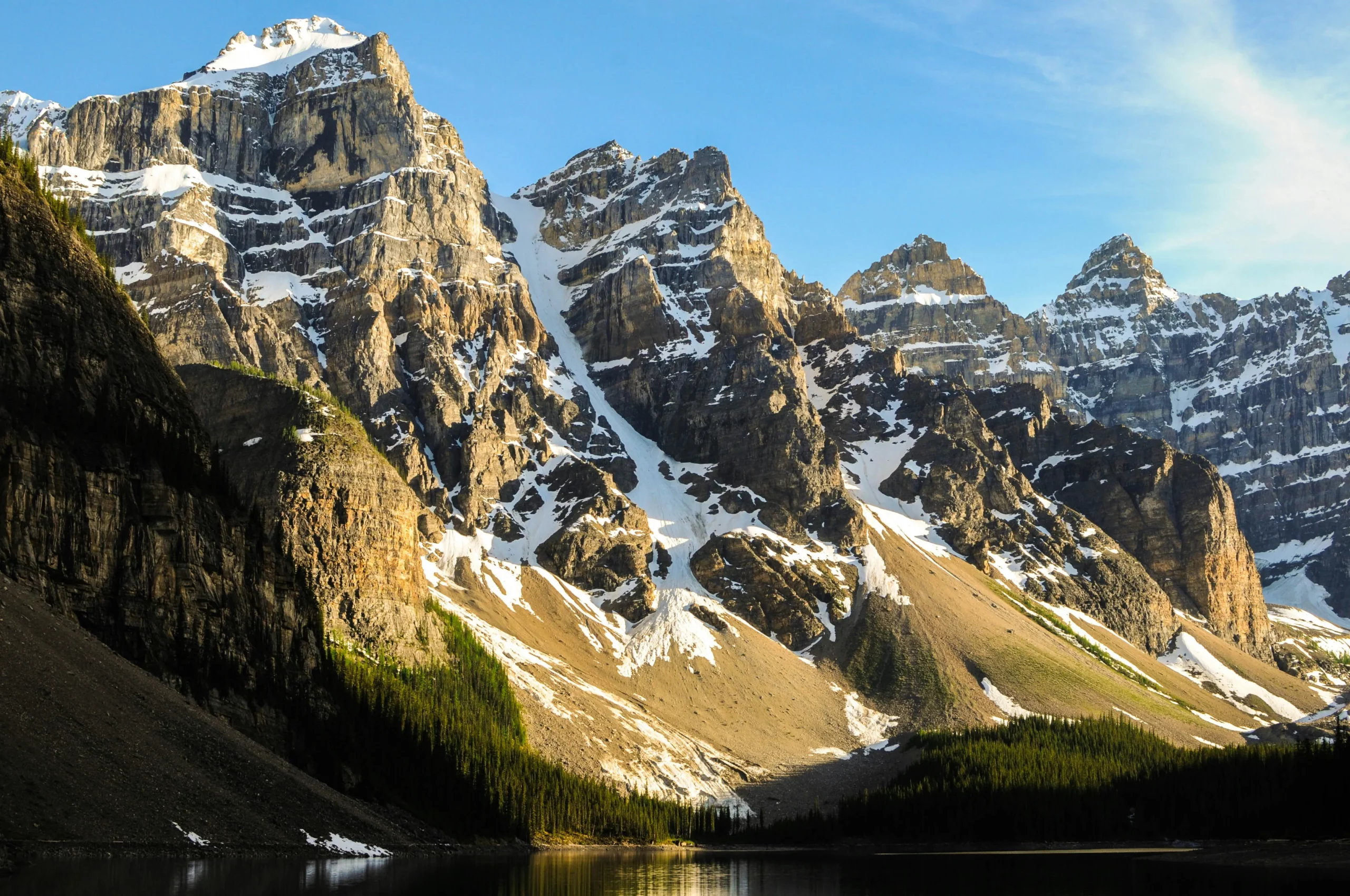 Panorama des montagnes Rocheuses canadiennes avec sommets enneigés, destination nature idéale pour un travel planner Canada.
