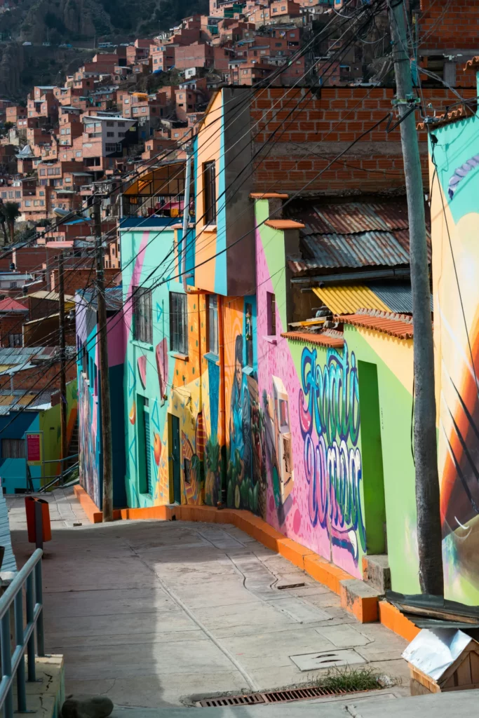Ruelles colorées d’un quartier de La Paz en Bolivie, ornées de fresques murales et street art vibrant, reflet de la culture urbaine à intégrer dans un travel planner Bolivie alternatif et créatif.