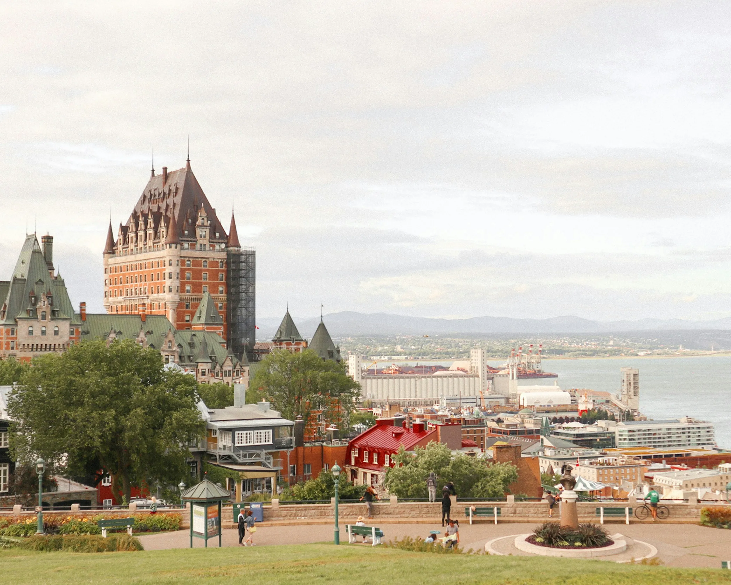 Vue sur le Château Frontenac et le Vieux-Québec, étape culturelle emblématique dans tout bon travel planner Canada.