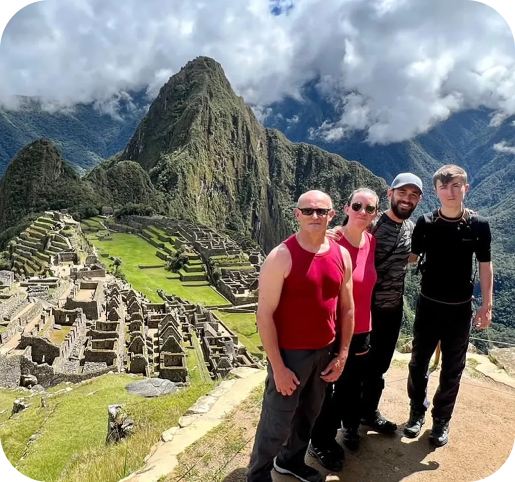 Groupe de voyageurs devant le Machu Picchu au Pérou, lors d’un circuit sur mesure conçu par un travel planner expert des sites historiques et des voyages en Amérique latine.