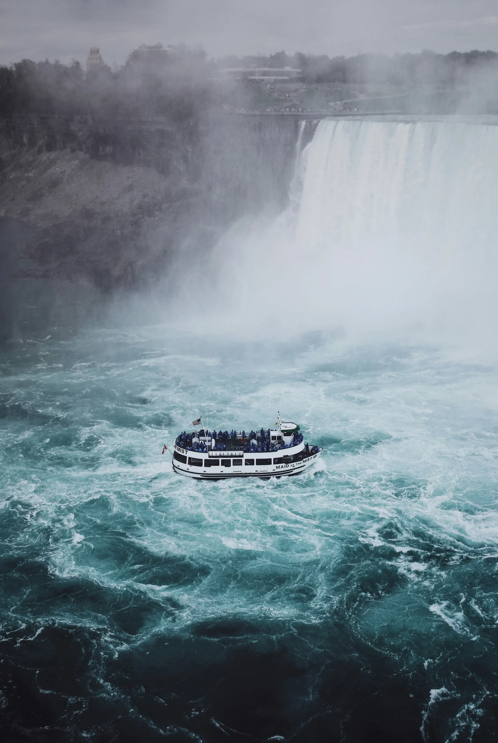 Croisière touristique au pied des chutes du Niagara, expérience incontournable à intégrer dans un travel planner Canada.
