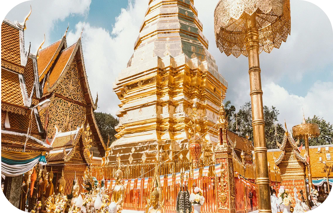 Temple doré majestueux en Thaïlande, destination emblématique incluse dans les itinéraires culturels conçus par un travel planner en Thaïlande