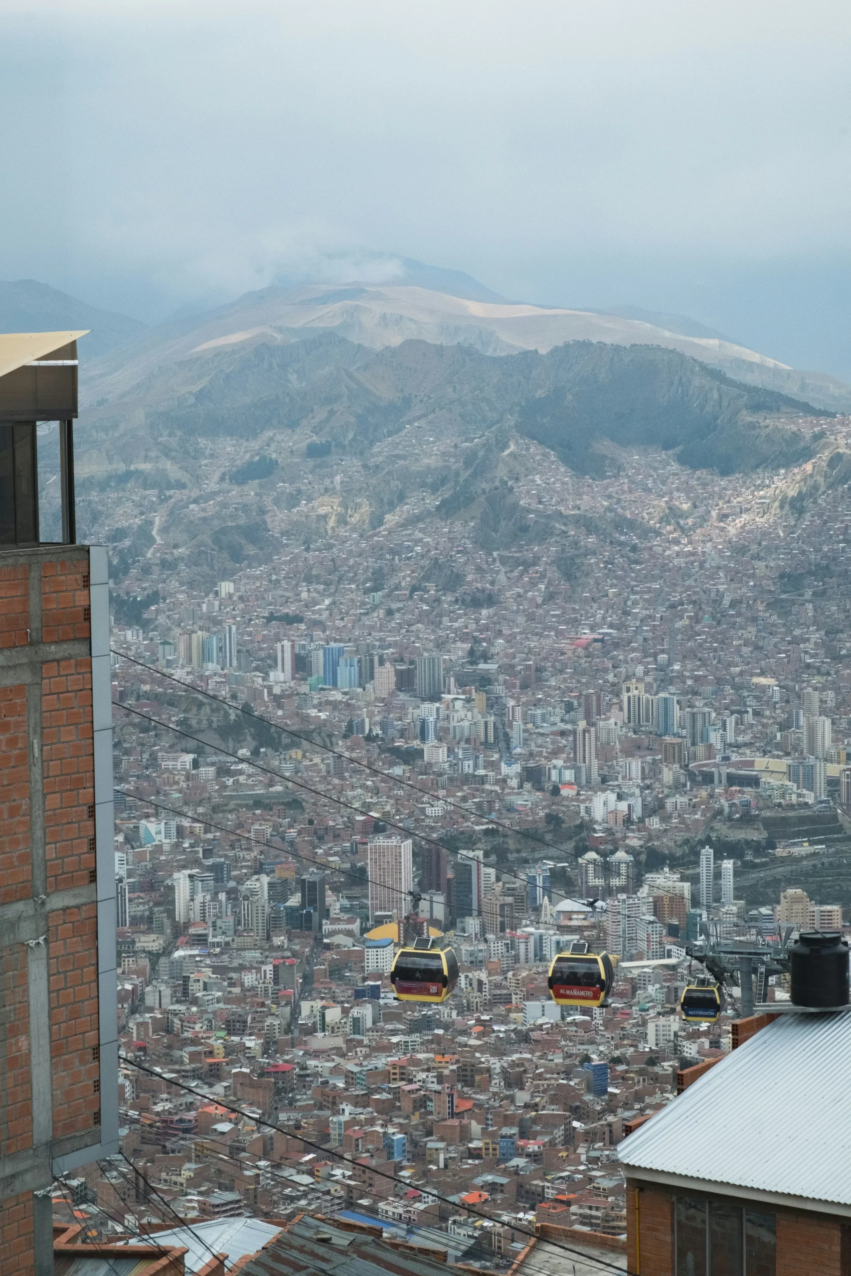 Téléphériques urbains de La Paz survolant la ville dense et vallonnée, exemple unique de transport en hauteur à intégrer dans un travel planner Bolivie moderne et urbain.
