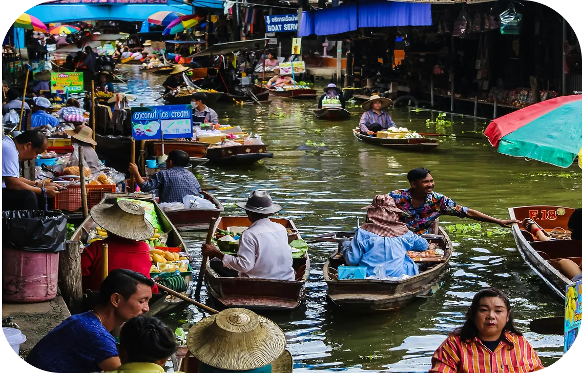 Scène animée d’un marché flottant traditionnel en Thaïlande, incontournable pour un circuit authentique organisé par un travel planner pour la Thaïlande.