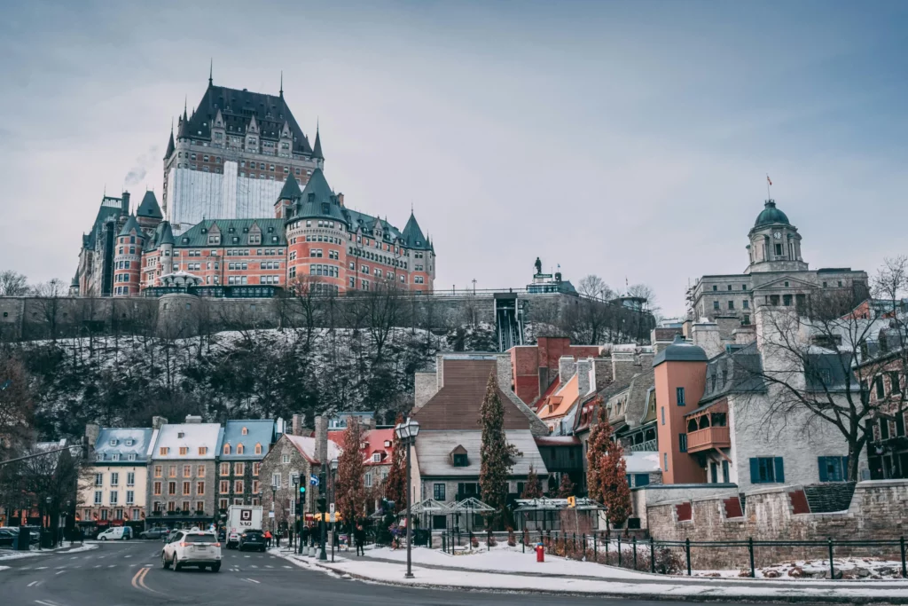 Vue hivernale du Château Frontenac et du Vieux-Québec, site emblématique à inclure dans un travel planner Canada pour découvrir l’histoire et l’architecture locale.